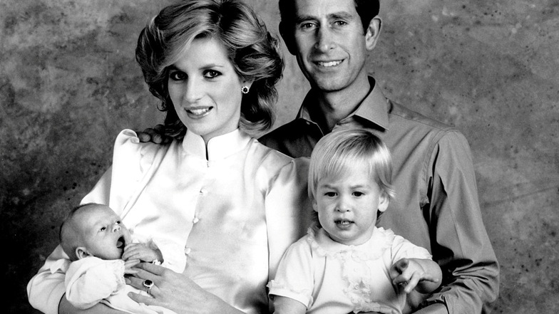 Sie war vor Kate Prinzessin von Wales: Diana - hier im Jahr 1984 mit dem damaligen Prinzen Charles und ihren Söhnen, Prinz William (r) und Prinz Harry.
