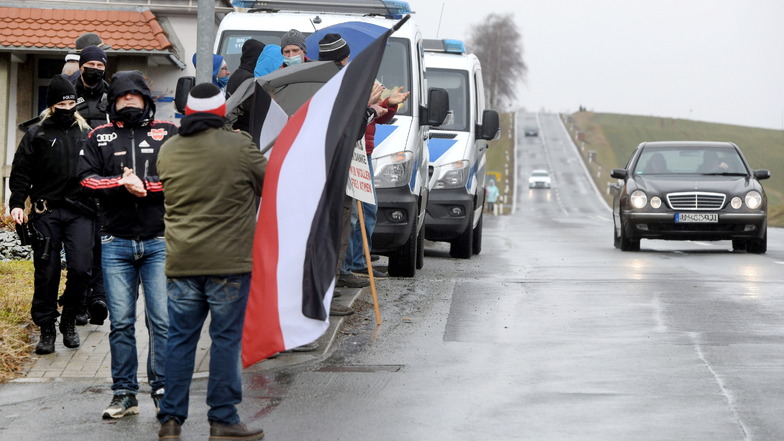Protest an der B96: Am Sonntag von 10 bis 11 Uhr standen die Demonstranten vor allem in Oppach. Die Fahne des Deutschen Reiches war am häufigsten vertreten: Allein 26 Mal im südlichen Landkreis Görlitz.