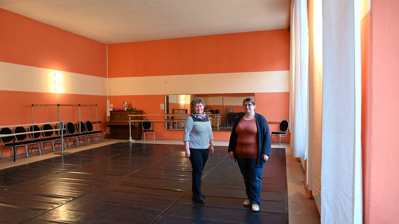 Vereinsvorsitzende Anja El Hachadi (rechts) und Kassenwart Birgit Pietzsch vom Tanzstudio Freital im Ballettsaal im Gasthof Poisental, der wegen der staatlichen Restriktionen seit Monaten nicht genutzt werden darf.