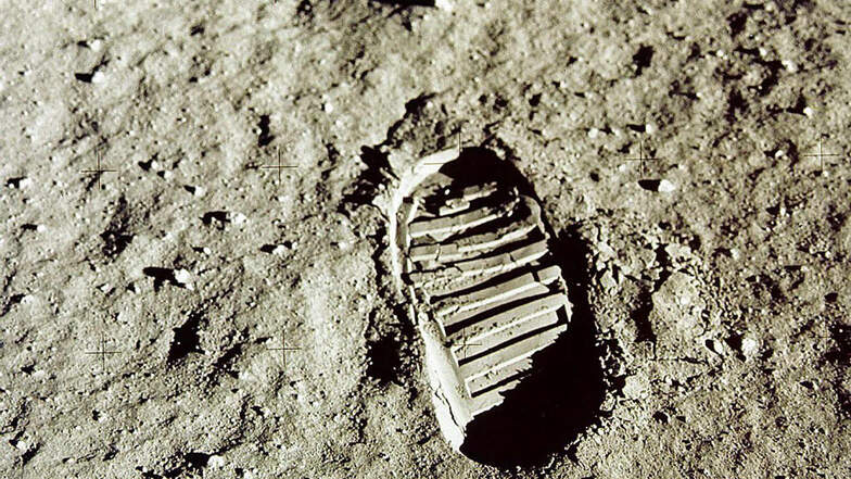 Ein Fußabdruck des amerikanischen Astronauten Edwin E. Aldrin auf dem Mond. 