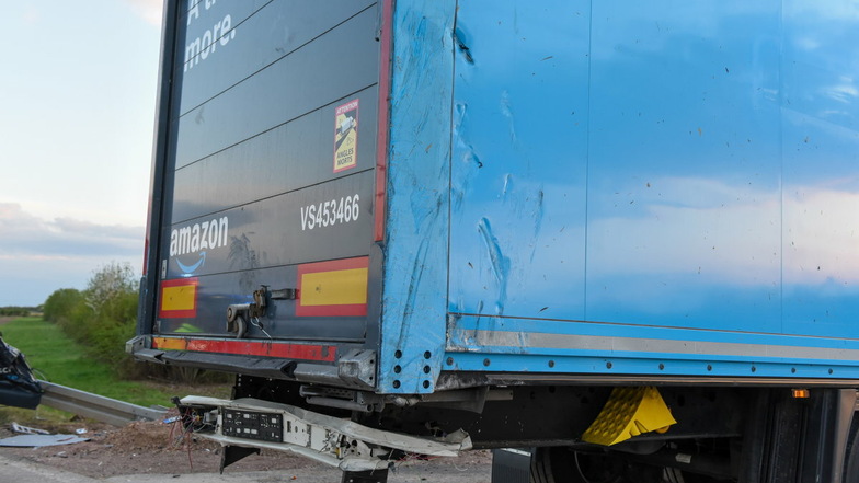 An dem Amazon-Laster entstand lediglich leichter Sachschaden. Der Fahrer blieb unverletzt.
