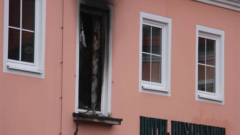 Nach dem Großbrand in Bautzen: In der Nacht zum Sonntag wüteten Flammen in der geplanten Flüchtlingsunterkunft im Bautzener Hotel Husarenhof. Am Morgen danach bot sich ein Bild der Verwüstung.