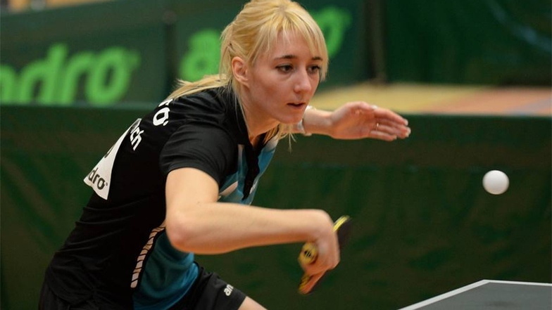 Die Dippserin Kathrin Mühlbach steht bei der Tischtennis-Landesmeisterschaft 2015 an der Platte.