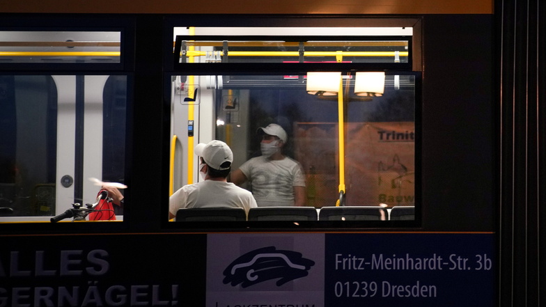 In einer Dresdner Straßenbahn ist es am Sonntagabend zu einer Auseinandersetzung gekommen. Ein Fahrgast hatte keine Maske getragen.