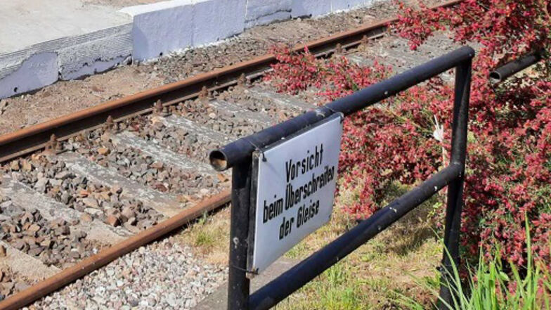 Um den Anschein eines offiziellen Fußgängerüberweges zu wecken, wurde ein neues Schild "Vorsicht beim Überschreiten der Gleise" angebracht.