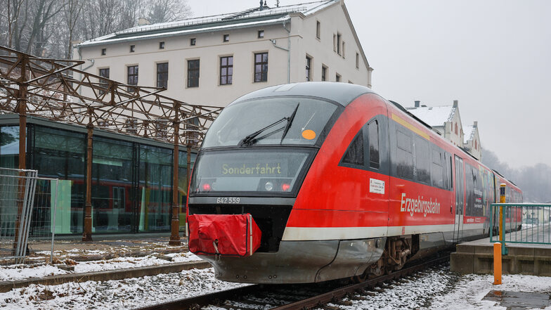 Ein Zug der Erzgebirgsbahn steht zur feierlichen Inbetriebnahme einer 5G-Forschungsinfrastruktur vor dem Smart Rail Connectivity Campus (SRCC).