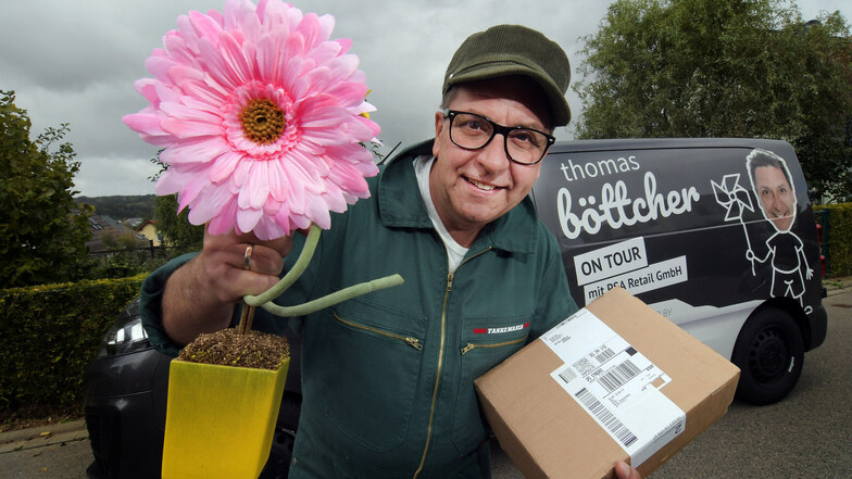 Ein Tankwart verkauft heute auch Blumen und nimmt Pakete an. In seinem neuen Programm „Blasenfrei zapfen“ steht Thomas Böttcher als Tankwart in vierter Generation auf der Bühne.