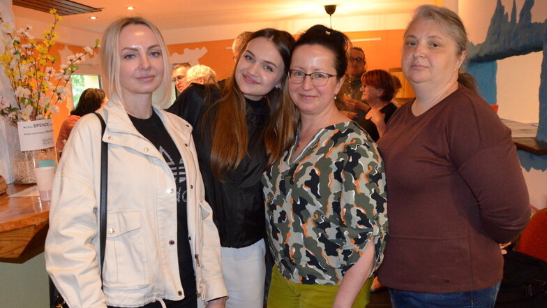 Uliana Shevchenko und ihre Tochter Ohla Ushakova sehen ihre Zukunft in Deutschland, Luidmyla Kanal und Olga Petrakova (von links) möchten mit ihren Familien wieder nach Hause in die Ukraine, wenn der Krieg endet.