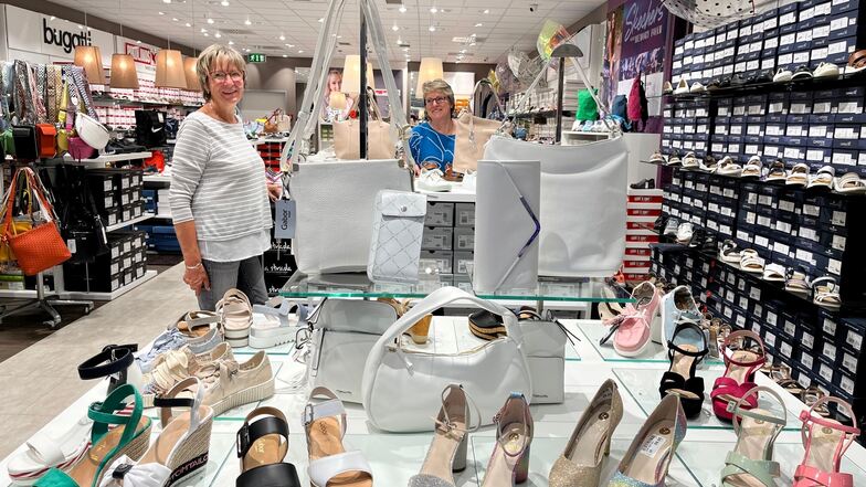 Zum Team von P&P Shoes in der Elbgalerie Riesa gehören Gaby Obstoy und Astrid Weidner-Graf.