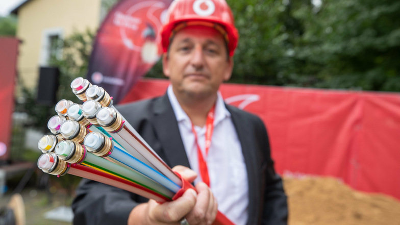 Axel Andrée von Vodafone mit modernem Glasfaserkabel: Künftig Übertragungsraten von einem Gigabit pro Sekunde.