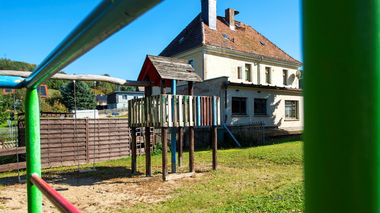 Die alten Geräte wurden inzwischen abgebaut: Der Spielplatz hinter dem Vereinshaus in Pfaffendorf wird in diesem Sommer neu gestaltet.