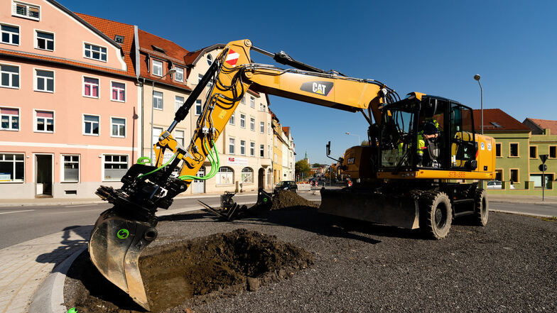 Auf dem Schliebenkreisel in Bautzen dreht sich seit Montag ein Bagger. Die Mitte des Kreisverkehrs wird neu gestaltet. Das bringt Einschränkungen für den Verkehr mit sich.