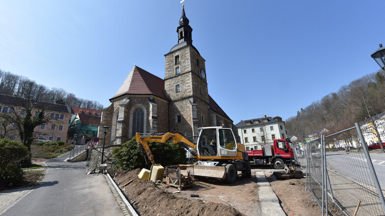 Vor der Glashütter Kirche haben Arbeiten für die Umgestaltung des Platzes begonnen.
