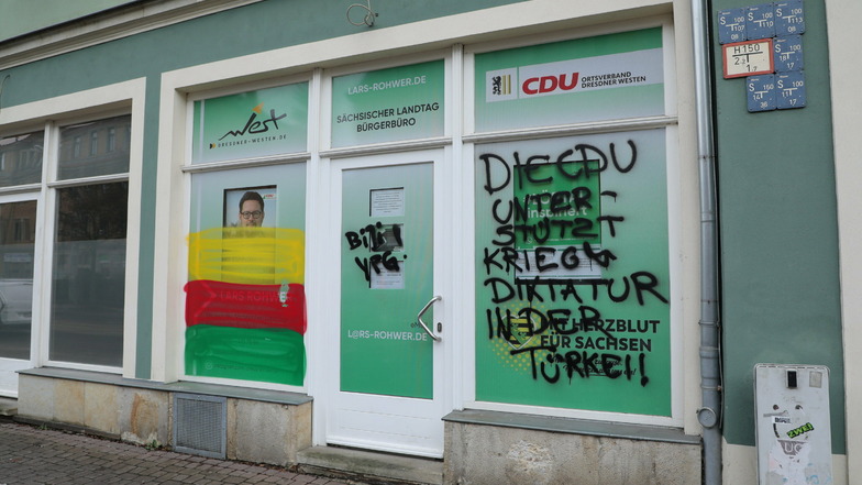 Der Schriftzug an der Fensterfront des Landtagsabgeordneten Lars Rohwer (CDU).