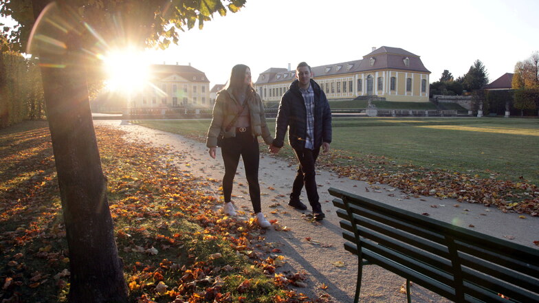 Sonne zum Abschied vom Oktober und von der Barockgarten-Saison: Maximilian Luft und Jessica Auerswald haben die Gelegenheit am Sonntag noch für einen Besuch genutzt.