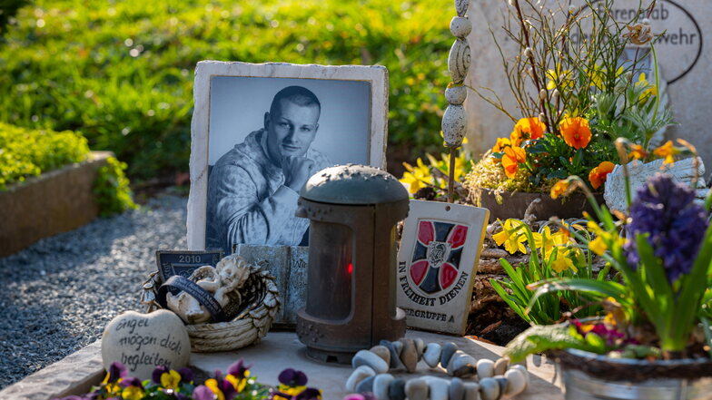 Eines von zwei Ehrengräbern für gefallene Bundeswehrsoldaten in Sachsen befindet sich in Wilsdruff. Jedes Jahr am 2. April wird Robert Hartert besonders gedacht.