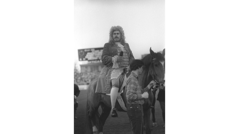 1990 beim Benefizspiel von Dynamo Dresden zugunsten des Dresdner Schlosses kam Emmerlich als König "August der Starke" auf einem Pferd.