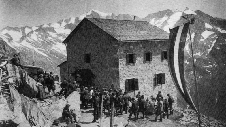 Vor 115 Jahren, am 13. August 1907, wurde in 2568 Meter Höhe die Neugersdorfer Hütte, auch Krimmler-Tauern-Hütte genannt, unter großem Zuspruch eingeweiht.