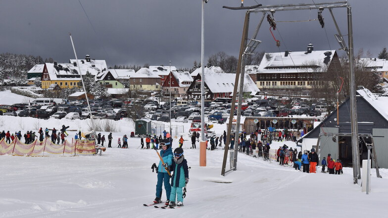 Zeigte sich am Freitag noch die grüne Wiese, sorgten sodann reichlich Flockenwirbel, unterstützt durch Schneekanonen dafür, dass der Altenberger Skilift am Sonntag wieder in Betrieb gehen konnte.
