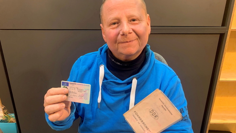 Jörg Naumann zeigt einen alten (r.) und einen neuen Führerschein.