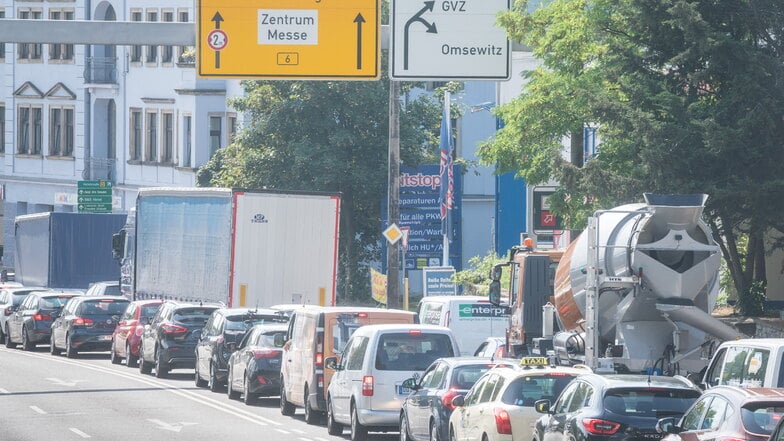 Stau gehört für viele Dresdner Autofahrer zum täglichen Arbeitsweg dazu.