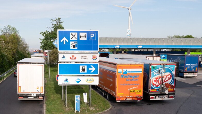 Zahlreiche Lkws parken an der Autobahnraststätte Dresdner Tor Süd an der Autobahn 4.