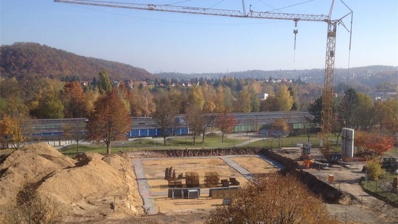 Der Turnhallenbau in Bildern: Im Herbst 2015 geht es los. Die Baugrube wird ausgehoben, das Fundament vorbereitet.