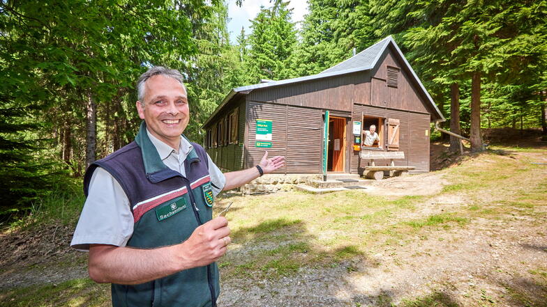 Hereinspaziert: Uwe Borrmeister, Leiter des Forstbezirkes Neustadt, gab im Juni die Trekkinghütten am Forststeig frei.