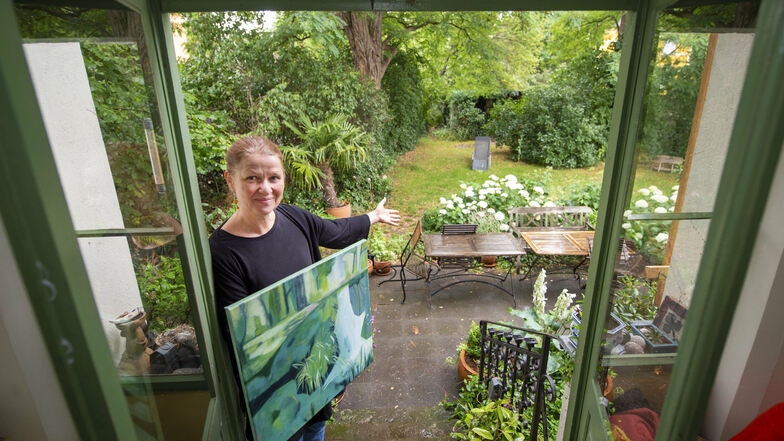 Eine grüne Oase hat sich die Radebeuler Künstlerin Cornelia Konheiser mitten in der Stadt geschaffen. Am Wochenende öffnet sie ihren Garten für Besucher.