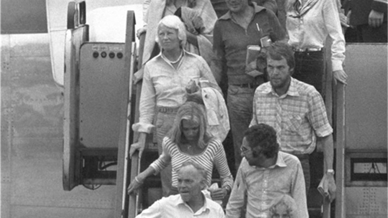 Die aus der "Landshut" von einem GSG9-Speziialkommando befreiten Geiseln treffen am 18. Oktober1977 mit der Lufthansa-Maschine "Köln" auf dem Rhein-Main-Flughafen in Frankfurt ein.