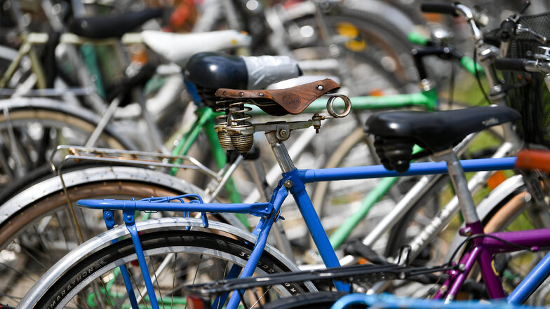 Beamte einer Sondereinheit, die wegen der hohen Zahl von Fahrraddiebstählen gegründet wurde, stehen nun selbst im Verdacht, Illegales mit Fahrrädern getan zu haben.