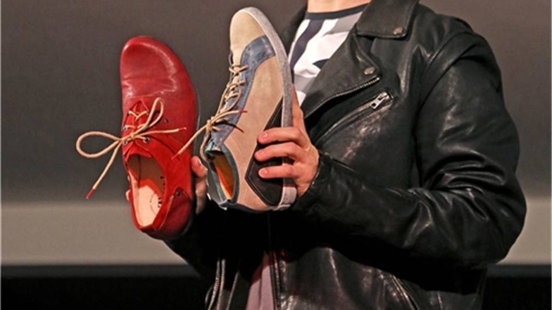 Rot oder lieber grau-braun? Das ist bei diesem Paar Schuhe die Frage.Sebastian Schultz