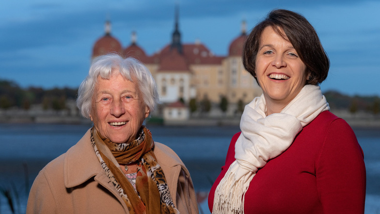 Princess-Gewinnerin Käte Illing mit ihrer Enkelin Katrin Sontag beim Spaziergang in Moritzburg.