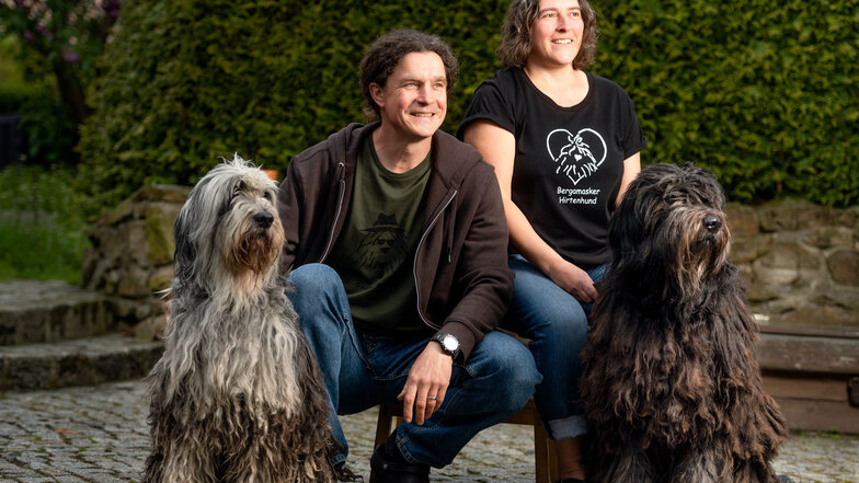 Vorfreude auf das Treffen in Dresden: Lars und Dagmar Metzner mit ihren Bergamasker Hirtenhunden Foppolo und Anthony.