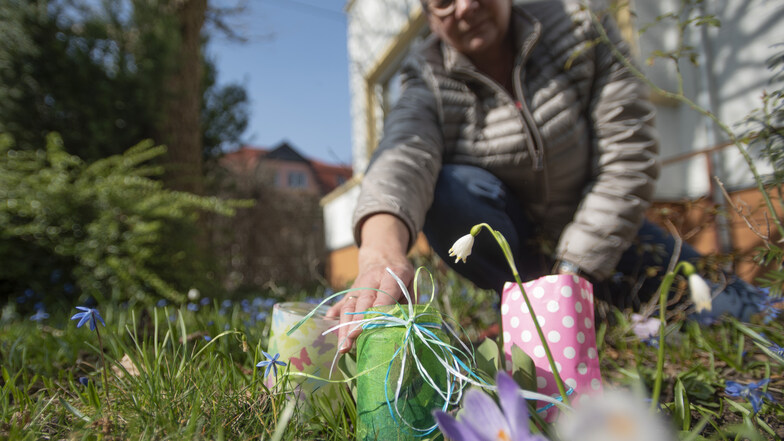 Frühlingsschmuck gehört natürlich zum Frühlingsfest. Die Vasen haben die Vereinsmitglieder, wie Elke Menzel, selbst verziert. Sie werden zum Ball mit Blumen die Tische schmücken.
