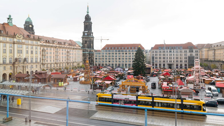 Hinter der gut 20 Meter hohen Coloradetanne steht die neue Bühne für den Dresdner Striezelmarkt. Die kann auch für andere Märkte der Stadt und für Stadtteilfeste genutzt werden, sagt Bürgermeister Pratzka.