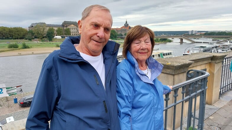 Dieter Täuber und Dorothea Jähnchen schauen sich, wie viele andere Neugierige, die Brücke von der Brühlschen Terrasse aus an.