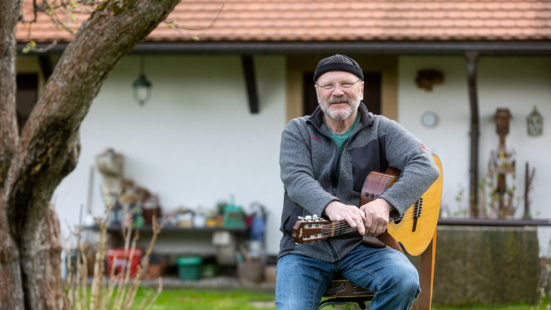 Peter Lippert und seine Gitarre: Jetzt noch zu Hause, doch ab 22. April auch wieder bei der vierten Auflage seiner "anständigen Lieder".