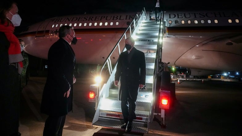 Bundeskanzler Olaf Scholz (SPD) geht nach der Landung auf dem Flughafen in Washington die Gangway hinunter. Später wird er von US-Präsident Biden im Weißen Haus empfangen.