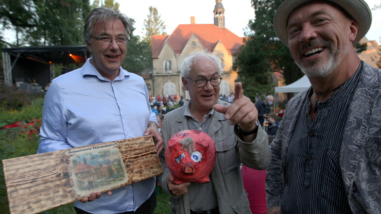Heiner Kramm (l.) vom Heimatverein Thürmsdorf hat letztes Jahr Kabarettist Tom Pauls und Moderator Torsten Schmidt für das erste Schlosskonzert begeistern können. Dieses Jahr sind weitere Veranstaltungen geplant.