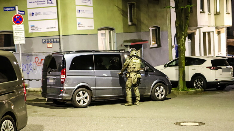 Ein Polizist steht während einer Razzia in Hagen an einem Van. Mit einem Großeinsatz in mehreren Bundesländern ist die Polizei am Mittwoch gegen Mitglieder der italienischen Mafia 'Ndrangheta vorgegangen.