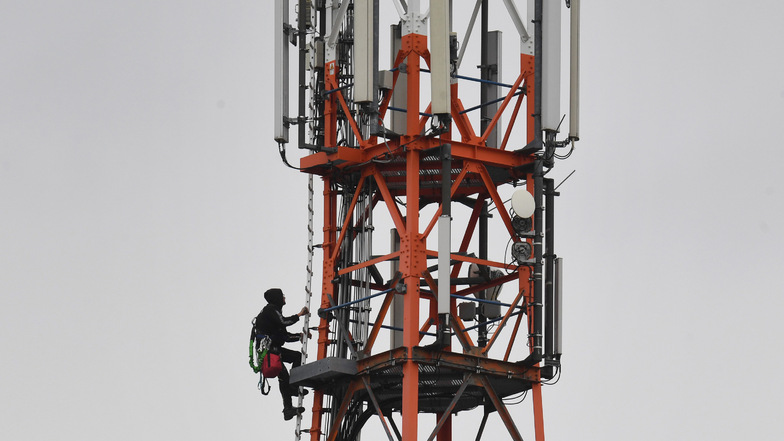 Ein Techniker klettert auf einen Funkmasten für 5G. Diesen Anblick wollen einige Coswiger in ihrer Region verhindern.