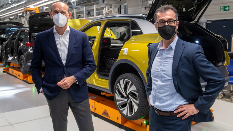 Cem Özdemir (r, Bündnis 90/Die Grünen), Vorsitzender des Verkehrsausschusses im Deutschen Bundestag, und Ralf Brandstätter, Markenvorstand Volkswagen, unterhalten sich an der Montagelinie für die vollelektrischen Fahrzeuge ID.3 und ID.4 im Werk von Volksw