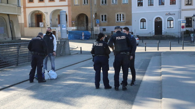 Die Landespolizei kontrolliert Grenzpendler an der Görlitzer Altstadtbrücke.