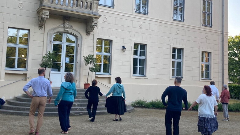 Die Mitglieder des Dresdner Hoftanzes beim Proben vor Schloss Lauterbach.