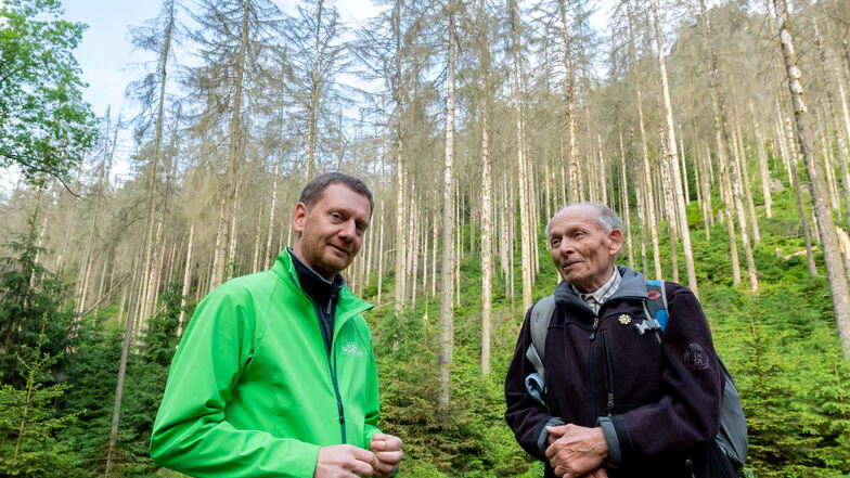 Ministerpräsident Michael Kretschmer (li.) mit Ulrich Voigt vom Sächsischen Bergsteigerbund: "Der Nationalpark muss von allen getragen werden".