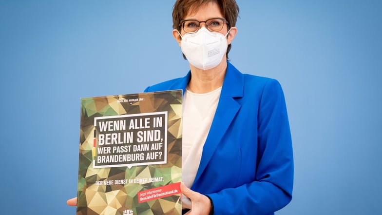 Annegret Kramp-Karrenbauer (CDU), Bundesministerin der Verteidigung, präsentiert ein Plakatndes freiwilligen Wehrdienstes im Heimatschutz.