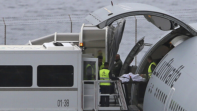 Ein Verletzter wird am Samstag auf dem internationalen Flughafen Funchal, der Hauptstadt der portugiesischen Insel Madeira, in ein Flugzeug der deutschen Luftwaffe gebracht. 