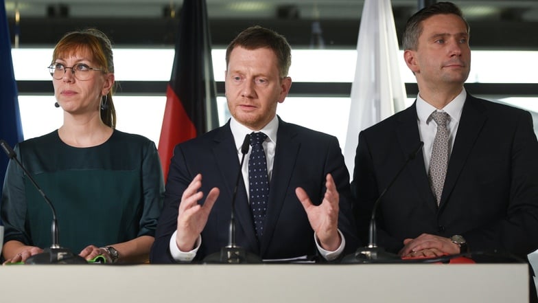 Katja Meier (Grüne), Michael Kretschmer (CDU) und Martin Dulig (SPD) arbeiten seit 2019 erstmals in einem Regierungsbündnis. Das steht mit zunehmender Dauer unter Spannung. Nach drei Jahren hat sich vieles angestaut.