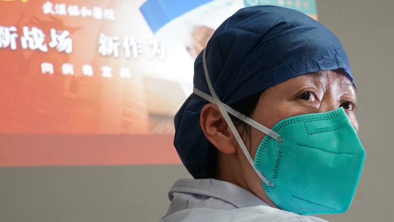 Ein Doktor kämpft in Wuhan gegen das Corona-Virus. Die chinesischen Shorttracker haben Ärzte in ihrer Delegation.